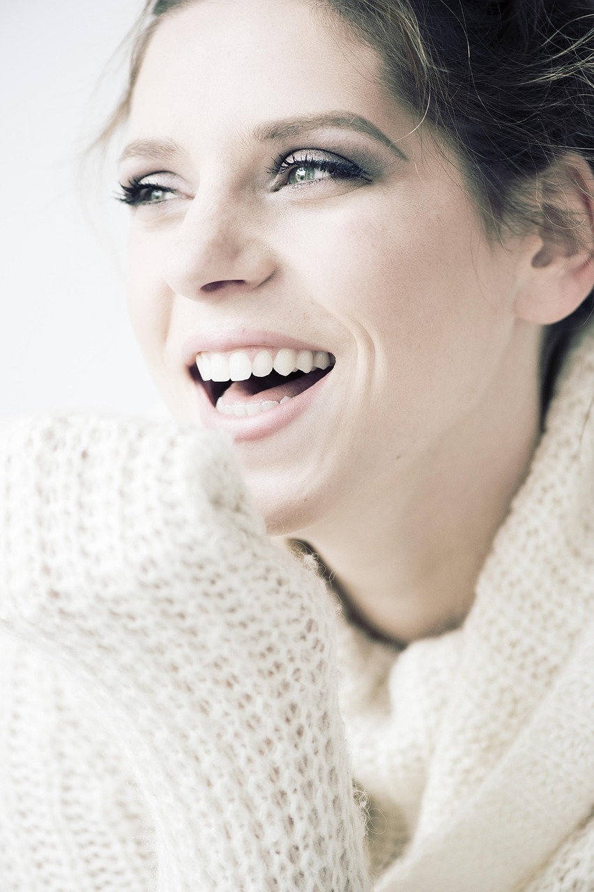 Paciente sonriendo después del tratamiento dental con implante